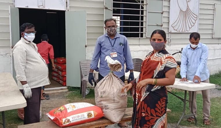 People receiving donated food during COVID outbreak in India