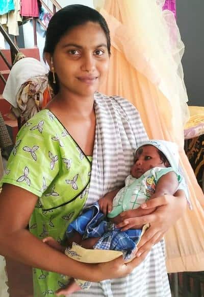 Anajali holing her new born daughter