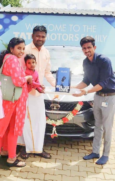 A COF graduate and her family celebrate getting a new car